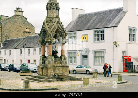 Atholl Memorial Fountain gebaut 1866 Ehren George Murray. Gelegen in The Cross, Zentrum der alten Stadt Dunkeld, Tayside, Schottland Stockfoto