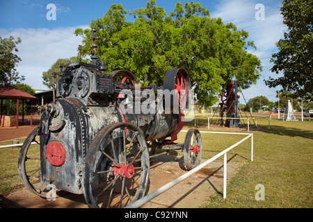 Alte Zugmaschine und Goldrausch Reliquien, Memorial Park, Halls Creek, Kimberley-Region, Western Australia, Australien Stockfoto