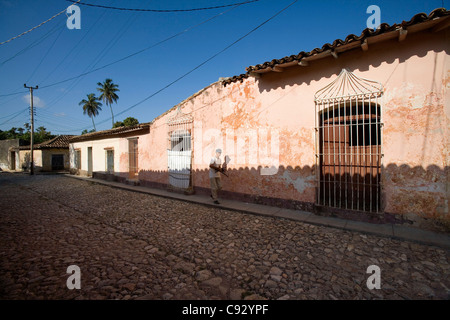 Mann auf der Straße, mit leuchtend hellen und dunklen Schatten. Trinidad, Kuba Stockfoto