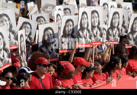 Menschenmenge, die Che Guevara Poster bei der Parade zum 1. Mai in Havanna, Kuba, hält. Kubanische Menschen feiern während der Massenkundgebung Stockfoto