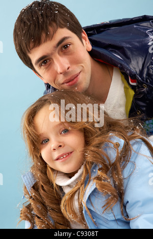 Glücklicher Mann mit seiner Tochter, Blick in die Kamera Stockfoto