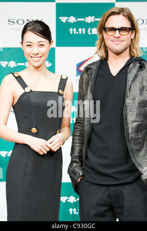 10. November 2011: Tokyo, Japan - japanische Schauspielerin Kazue Fukiishi (links) und US-Schauspieler Brad Pitt (rechts) besucht die Pressekonferenz für den Film "Moneyball". Der Film wird in den japanischen Kinos vom 11. November veröffentlicht werden. (Foto von Christopher Jue/Nippon News) Stockfoto