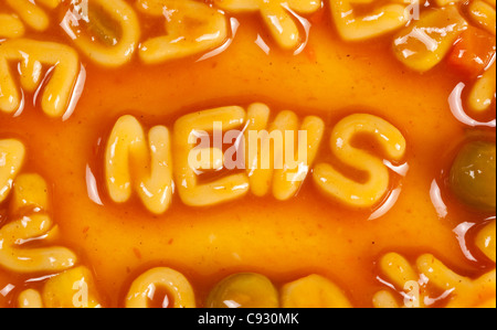Alphabet geformten Nudeln bilden das Wort NEWS in Tomatensauce Stockfoto