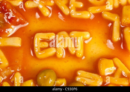 Alphabet geformten Nudeln bilden das Wort Essen in Tomatensauce Stockfoto