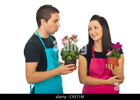 Junge Floristen Kollegen mit Gespräch bei der Arbeit und Töpfe mit Blumen isoliert auf weißem Hintergrund Stockfoto