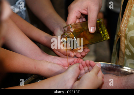 Griechisch-orthodoxe Taufe. Stockfoto