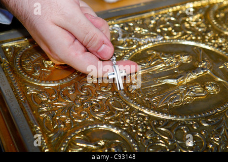 Griechisch-orthodoxe Taufe. Stockfoto