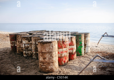 Alte verrostete Ölfässer in der Anlegestelle in Gili Meno in Indonesien Stockfoto