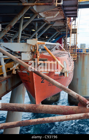 Rettungsboot auf Bohreinheit Stockfoto