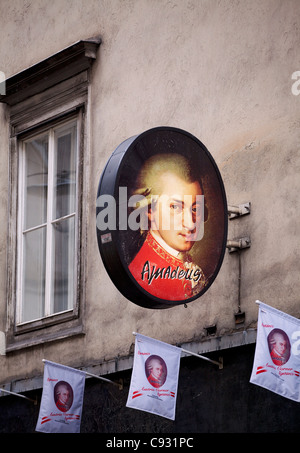 Wien, Österreich; Eine Anzeige mit dem Bild des berühmten österreichischen Komponisten Wolfgang Amadeus Mozart Stockfoto