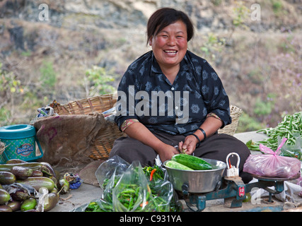 Eine Frau verkauft Gemüse am Straßenrand stand außerhalb Mongar in Ost Bhutan. Stockfoto