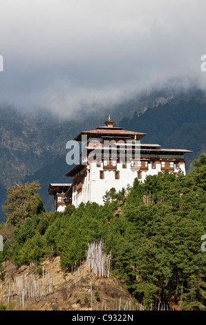 Im 17. Jahrhundert steht in einer eindrucksvollen Lage mit Blick auf das malerische Tal Chokhor Jakar Dzong (Festung). Stockfoto