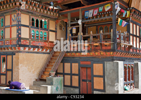 Ein typisches bhutanischen Haus im Chumey Valley mit einer Gebetsmühle und Gebetsfahnen. Stockfoto