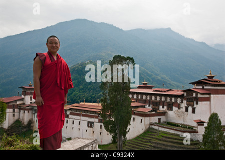 Ein strahlender Mönch steht vor Trongsa Dzong in den 1640er Jahren erbaut. Stockfoto