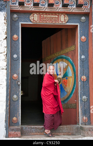 Ein Mönch überlässt die massive Haupteingang Trongsa Dzong in den 1640er Jahren erbaut. Stockfoto