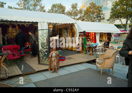 Paris, Frankreich, Bastille Brocante, Menschen beim Einkaufen in französischen Antiquitätenmarkt Stockfoto