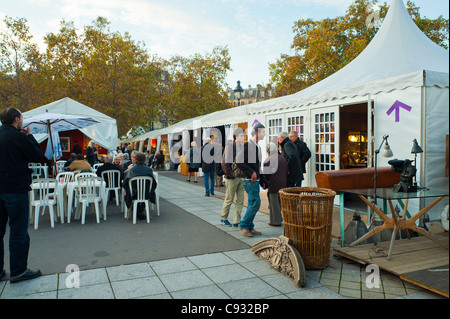 Paris, Frankreich, Bastille Brocante, Menschen Einkaufen in französischen Antiquitäten Vintage Markt Stockfoto