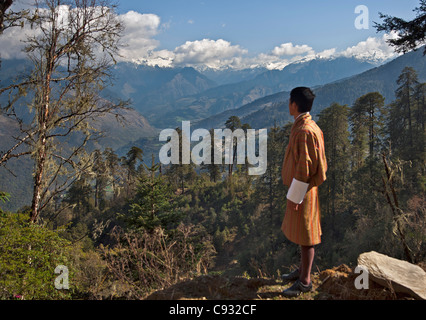 Ein bhutanischen Mann im Kostüm Ansichten einer Himalaya von den schwarzen Bergen Gebirgspass bekannt als La Lawa. Stockfoto