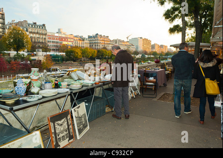 Paris, Frankreich, kleine Gruppe Leute, Bas-tille Brocante, Männer Shopping auf dem französischen Antiquitätenmarkt, Flohmarkt frankreich Straßenszene outisde, ausländische Touristenstände Stockfoto