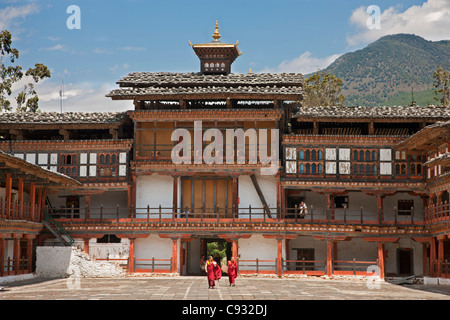 Die sehr attraktiven alten Gebäude rund um den Hof von Wangdue Phodrang Dzong (Festung). Stockfoto