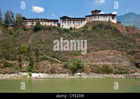 Die massive Wangdue Phodrang Dzong liegt oben auf einem hohen Bergrücken zwischen den Flüssen Punak Tsang und Dang Chhu. Stockfoto