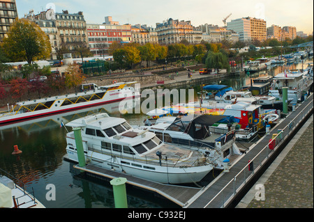Paris, Frankreich, Bastille Viertel, Boote im Kanal "Port de l ' Arsenal" Scenic Stockfoto