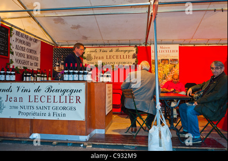 Paris, Frankreich, Bastille Brocante Personen Getränke im französischen Café-Bistro Stockfoto