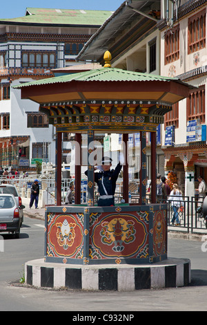 Ein weiß-Handschuhen Verkehrspolizist regelt den Verkehr auf einer belebten Kreuzung im Zentrum von Thimphu. Stockfoto