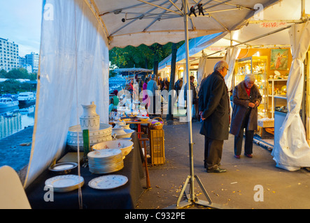 Paris, Frankreich, Bastille Brocante, Menschen beim Einkaufen in französischen Antiquitätenmarkt Stockfoto