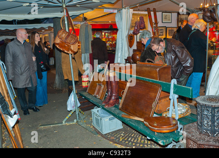 Paris, Frankreich, Bastille Brocante, kleine Gruppe Leute Einkaufen auf dem französischen Antiquitätenmarkt, Durchstöbern im Vintage-Shop Stockfoto