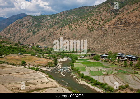 Ein fruchtbares Tal entlang der Wang Chhu Fluss zwischen Thimphu und Paro. Stockfoto