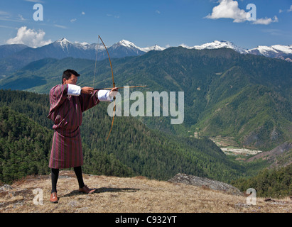 Bogenschießen, Datse, ist ein beliebter Nationalsport der bhutanischen. Hier übt ein Bogenschütze seine Fähigkeiten auf den hohen Cheli-La-Pass. Stockfoto