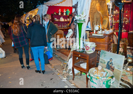 Paris, Frankreich, Bastille Brocante, kleine Gruppe von Menschen Einkaufen im französischen Antiquitätenmarkt, Durchstöbern im Vintage-Shop am Straßenstand Stockfoto