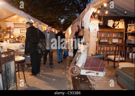 Paris, Frankreich, Bastille Brocante, kleine Gruppe Leute Einkaufen auf dem französischen Antiquitätenmarkt, Street Browsing Vintage Shop Stockfoto