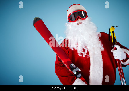 Foto von happy Santa Claus mit Skiern Blick in die Kamera Stockfoto