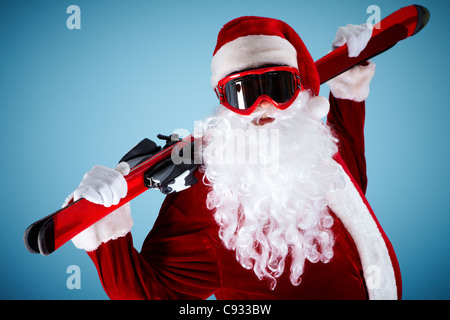 Foto von happy Santa Claus mit Skiern Blick in die Kamera Stockfoto