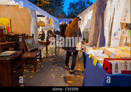 Paris, Frankreich, Bastille Brocante, People Woman, Shopping in französischen Antiquitäten Brocante Vintage Markt, ausländische Touristenstände Stockfoto