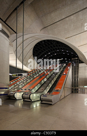 London Canary Wharf u-Bahnstation als Teil der Jubilee Line-Verlängerung wurde von Norman Foster entworfen. Stockfoto