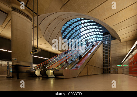 London Canary Wharf u-Bahnstation als Teil der Jubilee Line-Verlängerung wurde von Norman Foster entworfen. Stockfoto