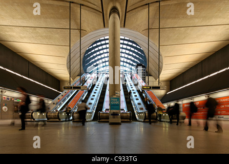 London Canary Wharf u-Bahnstation als Teil der Jubilee Line-Verlängerung wurde von Norman Foster entworfen. Stockfoto