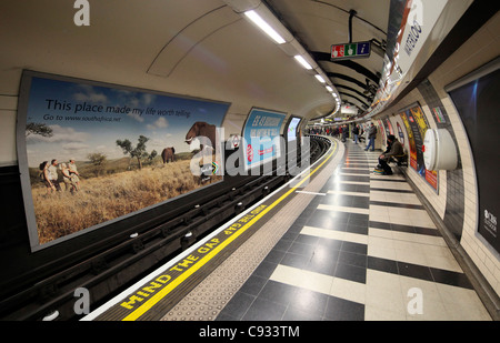 London Waterloo u-Bahnstation mit der berühmten Mind the Gap auf dem Boden. Stockfoto