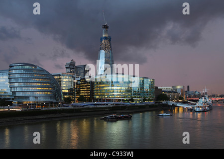 Ein Sturm baut sich über den neuen Turm auf der Londoner Southbank, die Scherbe. Im Vordergrund das Rathaus von Norman Foster. Stockfoto
