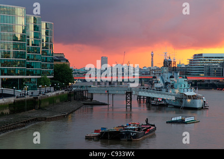 Die Themse in London von der Tower Bridge mit den modernen Bürogebäuden vor dem Rathaus gesehen. Stockfoto