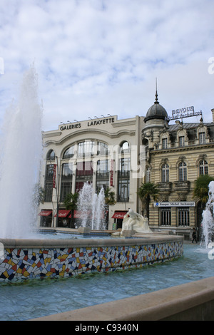 Platzieren Sie Clemenceau mit Brunnen "La Source" und Kaufhaus Galeries Lafayette im Hintergrund, Pau, Frankreich Stockfoto