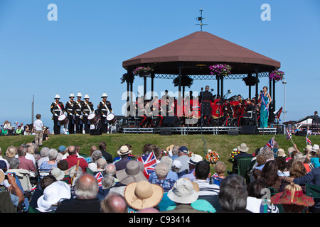 England, Kent, umzugehen. Die jährliche Royal Marines-Konzert in der Gedenkstätte Musikpavillon auf Walmer Green. Stockfoto