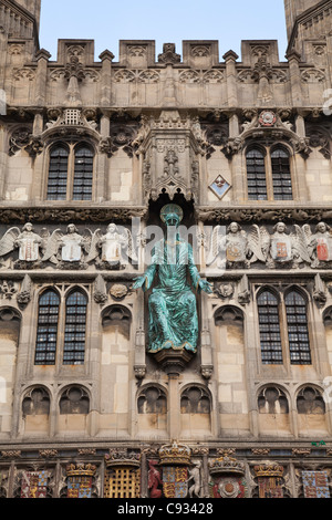 England, Kent, Canterbury. Die Bronze-Figur Christi am Christchurch Tor. Stockfoto