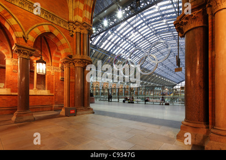 Die Olympischen Ringe in St. Pancras International, Heimat des Eurostar und Gateway nach Paris. Stockfoto