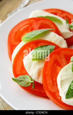 Traditionelle italienische Caprice Salat Tomate-Mozzarella-Käse und Basilikum Stockfoto