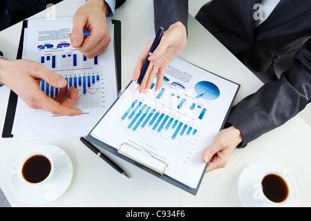 Hände von Geschäftsleuten, die Arbeit mit Dokumenten Stockfoto
