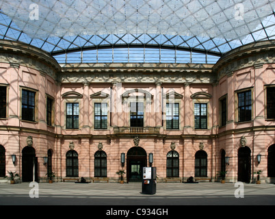 Der Berliner Zeughaus ist das älteste Gebäude Unter den Linden. Stockfoto